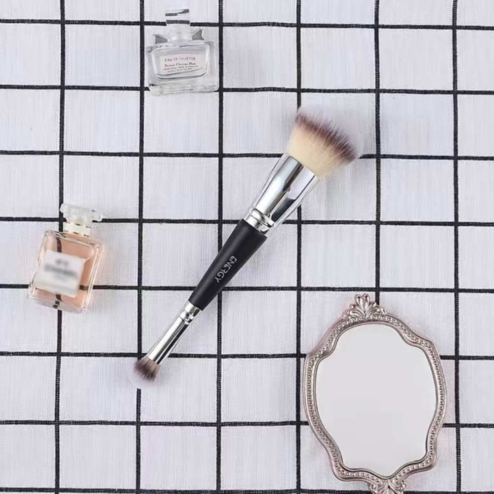 Double Ended Foundation And Concealer Brush - Picture 4 of 9